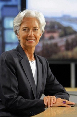3. Christine Lagarde; Tuổi: 55; Vị trí: Giám đốc Quỹ Tiền tệ quốc tế (IMF); Chỉ xếp ở vị thứ 9 nhưng Christine Lagarde lại được Forbes chọn để làm nhân vật trang bìa cho số tạp chí công bố danh sách 100 phụ nữ quyền lực nhất thế giới. Hiện không còn là doanh nhân nhưng ít ai có thể phủ nhận được ảnh hưởng của người phụ nữ Pháp này tới kinh tế toàn cầu trên cương vị đứng đầu một trong những định chế tài chính lớn nhất thế giới. Tiếp nhận chiếc ghế nóng sau bê bối của người tiền nhiệm Dominique Strauss-Kahn, nhiệm vụ hàng đầu của cựu Bộ trưởng tài chính Pháp là giúp IMF lấy lại hình ảnh và vai trò của mình, đặc biệt khi kinh tế thế giới gặp nhiều khó khăn như hiện nay.